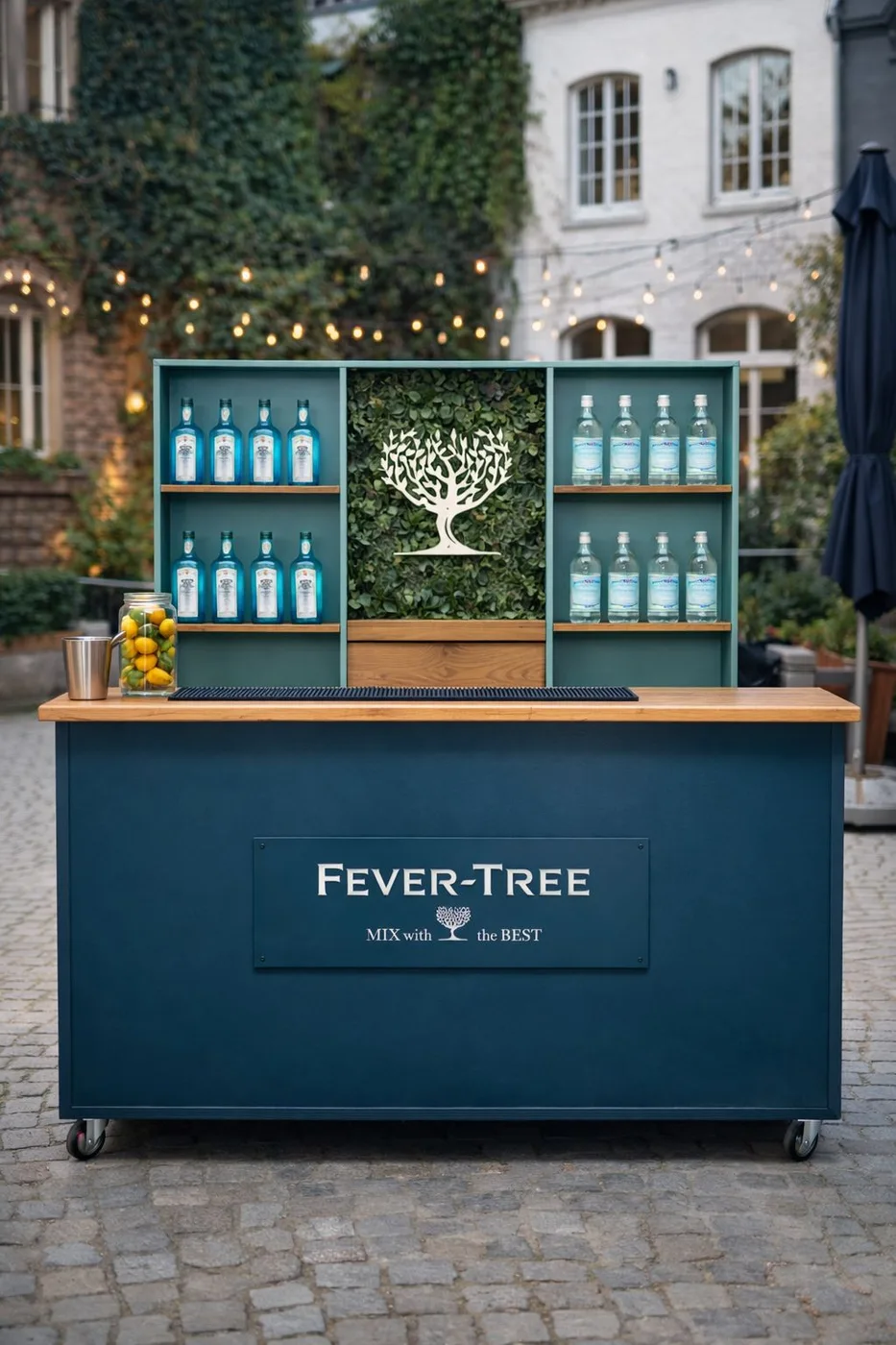 Bar mobile bleu-vert Fever-Tree installé en extérieur