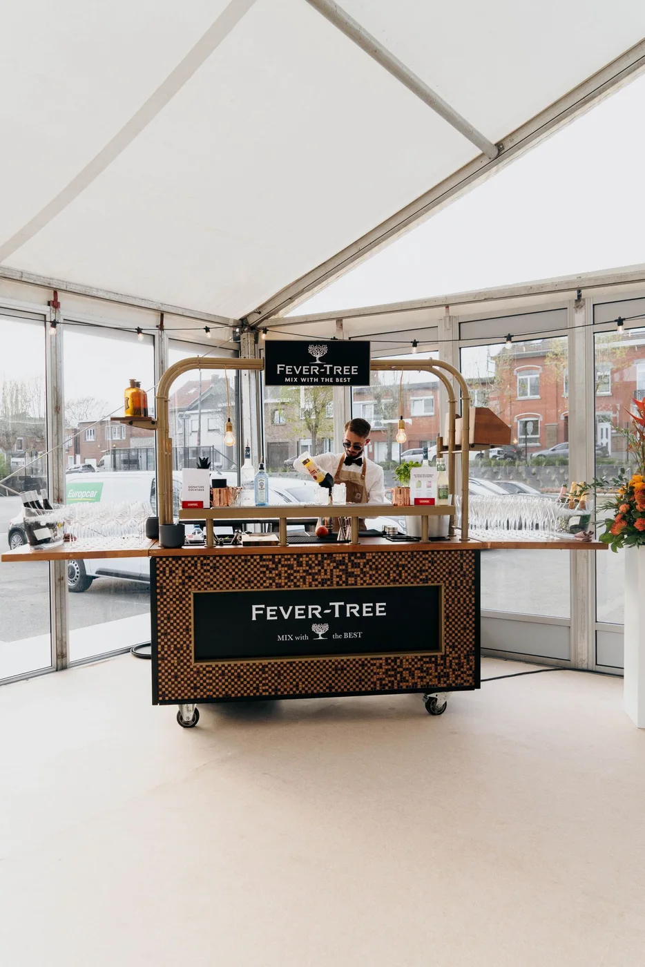 Bar mobile signature en laiton lors d’une réception Fever-Tree